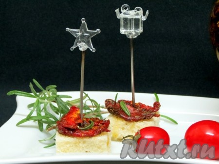 Из трёх килограммов помидоров у нас получилось 300 грамм чистого веса вяленых помидоров. Вяленые помидоры, приготовленные в духовке в домашних условиях, прекрасно подойдут к рыбе и мясу, а также к рису и пасте, побрызгав кусочек хлеба маслом, пропитанным их ароматом, вы получите невероятное наслаждение!
