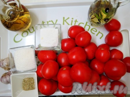 Для приготовления вяленых помидоров нам понадобятся: духовка, помидоры, масло оливковое и растительное, сахар, соль, специи, чеснок, орегано. Специи подбирайте по своему вкусу.

