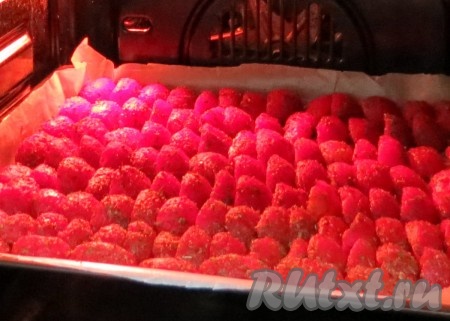 Противень застилаем бумагой для выпечки, перекладываем на него помидоры и отправляем в духовку.