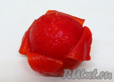 Через минуту достаём их и снимаем кожицу. Снимается она очень легко.
