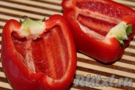Перец болгарский тщательно вымыть, разрезать на половинки, убрать семена и перегородки.&nbsp;
