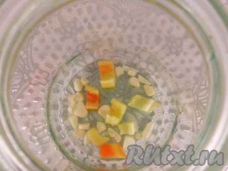 Банки простерилизовать. Чеснок очистить и нарезать, перец сладкий болгарский очистить от семян и нарезать средними кусочками. Для такой заготовки нужно выбирать баклажаны небольшие и лучше всего консервировать их в банках объемом 2 литра. Если баклажаны крупные - допускается разрезать их пополам. На дно каждой банки влить уксус (расчет такой - на одну трёхлитровую банку - 100 мл уксуса, т.е. для двухлитровой банки нужно 66 мл, для литровой - 33 мл). Добавить горсть сладкого перца и немного чеснока.