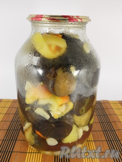 Готовые баклажаны выкладывать шарами (аккуратно придавливать, чтобы были поплотнее) в банки с уксусом, пересыпая слои сладким перцем и чесноком. Заполнить таким образом все банки.