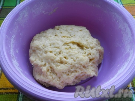 Частями всыпая оставшуюся муку, замесить мягкое, чуть липнущее тесто. Добавляя муку, ориентируйтесь не на количество муки, а на консистенцию замешиваемого теста.