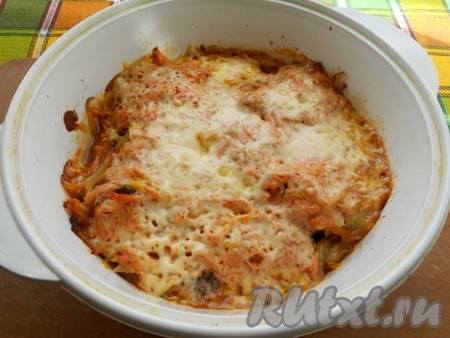 Посуду со свиной печенью накрыть крышкой или фольгой. Запекать в предварительно разогретой до 190 градусов духовке около 30-35 минут.
