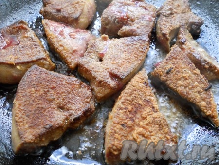 В сковороду влить растительное масло, разогреть, выложить кусочки печени, предварительно посоленные, посыпанные специями и запанированные в муке. Обжарить на довольно сильном огне буквально по 2 минуты с каждой стороны (до румяной корочки).