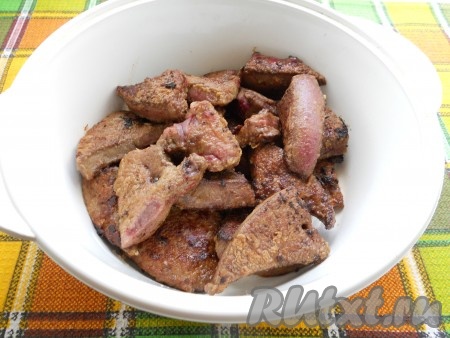 Печень выложить в жаропрочную форму, пригодную для запекания.