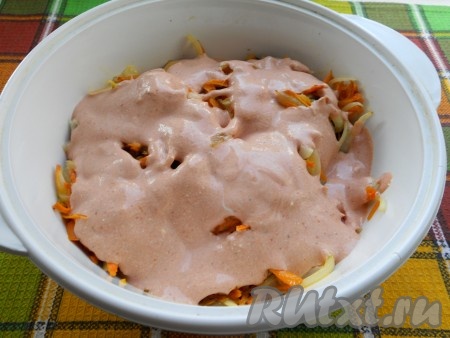 На печень выложить лук с морковью и нарезанный чеснок. Залить все томатно-сметанным соусом (для приготовления соуса сметану смешать с томатной пастой или кетчупом, посолить, поперчить, добавить специи и влить воду, все перемешать).
