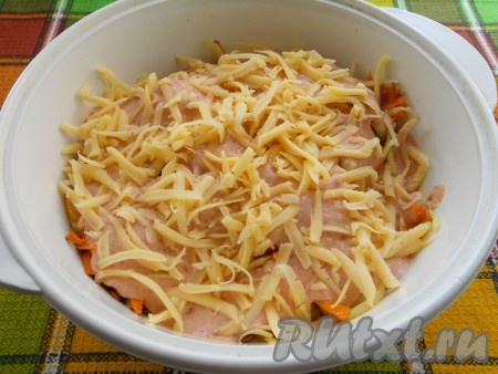 Сверху посыпать натертым на крупной терке сыром.