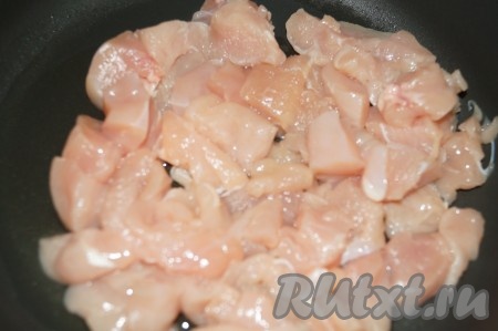 Куриное филе промыть водой, обсушить, нарезать на небольшие кусочки. В сковороде разогреть растительное масло, выложить нарезанное мясо и обжарить его на огне выше среднего, иногда помешивая, до золотистого цвета с двух сторон.&nbsp;
