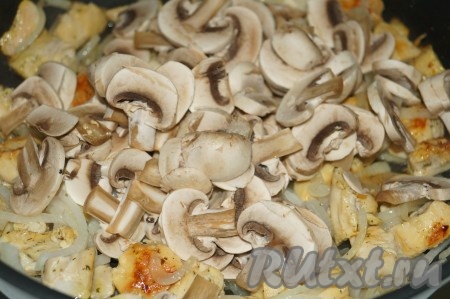 Шампиньоны вымыть, нарезать на тонкие пластины, выложить к куриному мясу и луку, перемешать, обжарить всё вместе в течение 10-15 минут, не забывая время от времени перемешивать.&nbsp;