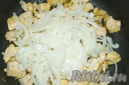 Лук очистить, нарезать на полукольца, выложить к обжаренному куриному филе, посолить, приправить специями, перемешать. Обжаривать лук с куриным филе на огне ниже среднего минут 7.&nbsp;