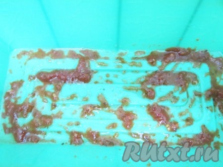 Форма у нас силиконовая, ничем её не застилаем. Если у вас форма не силиконовая, застелите её бумагой для выпечки и смажьте маслом. Дно формы смазываем совсем слегка приготовленным томатным соусом.
