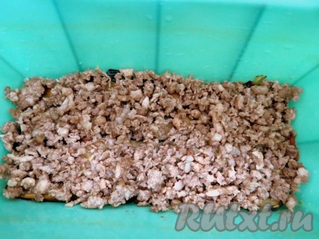 На баклажаны выкладываем слой фарша.