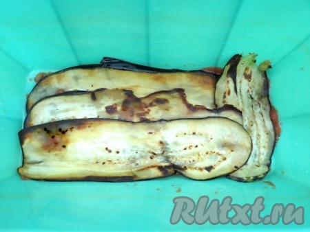 На дно формы выкладываем внахлёст обжаренные баклажаны.
