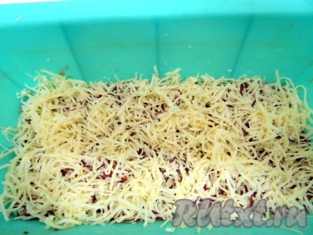 Сверху по соусу насыпаем сыр. Ряды повторяем. 