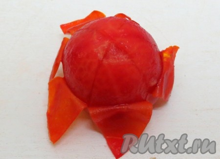 Затем снимаем с помидоров кожицу (она легко снимается).
