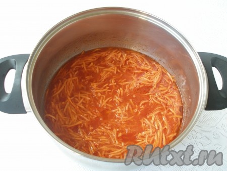 Помидоры очистить от кожуры и измельчить с помощью мясорубки или терки. Поставить на огонь, добавить соль, сахар, масло и специи. Довести до кипения. Затем выложить в томатное пюре морковь и готовить на медленном огне примерно 20 минут.