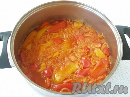 За 5-7 минут до окончания варки влить в кастрюлю 9% уксус. Горячий лечо&nbsp;из сладкого перца с морковью разложить по стерилизованным банкам, плотно закрыть прокипяченными крышками. Можно не переворачивать и не накрывать, так как лечо довольно долго готовилось и дополнительной стерилизации не требует. Остывшие банки убрать для хранения.
