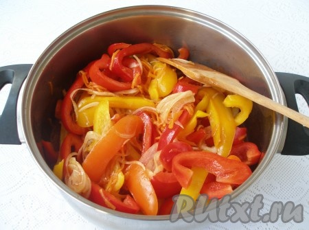 Аккуратно все перемешать и варить до готовности перца (примерно 20 минут). Перец должен стать мягким, легко протыкаться ножом, но не разваливаться.
