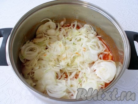 Затем добавить в кастрюлю репчатый лук, перемешать.