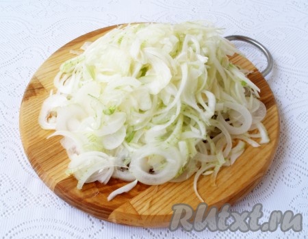 Лук очистить, нарезать тонкими кольцами или полукольцами.