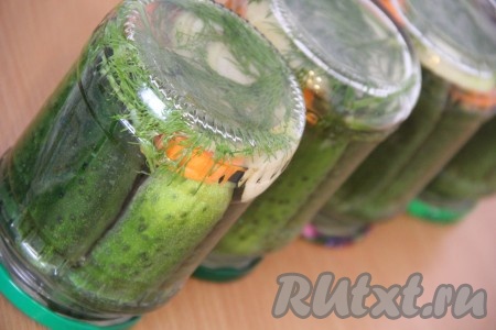 Закрутить банки винтовыми крышками и перевернуть кверху дном, укутать в плед и оставить до полного остывания.
