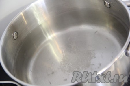 Воду для маринада влить в кастрюлю. Всыпать соль и сахар. Поставить кастрюлю на огонь и довести до кипения.
