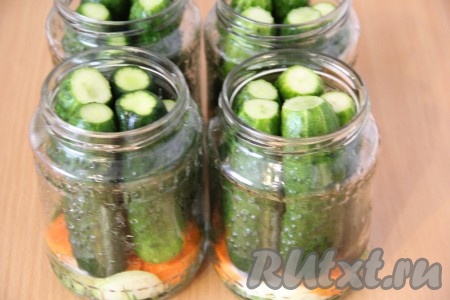 Затем плотно утрамбовать в банку огурцы. У меня в каждую банку влезает по 6-7 огурчиков.
