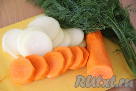 Морковь нарезать крупными колечками. Лук нарезать кольцами.