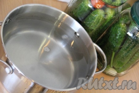 Заранее нужно в кастрюлю влить 1 литр 600 миллилитров воды, добавить соль и сахар, хорошо перемешать, поставить на огонь, довести до кипения, проварить 2 минуты (сахар и соль должны полностью раствориться) на небольшом огне. Убрать кастрюлю с огня, дать рассолу остыть до комнатной температуры. В остывший рассол добавить уксус и водку, хорошо перемешать получившийся маринад.