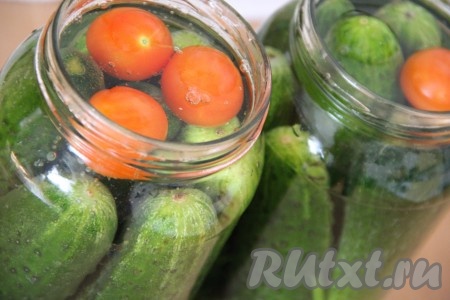 Получившийся маринад разлить по банкам, полностью покрывая овощи, накрыть банки крышками.&nbsp;
