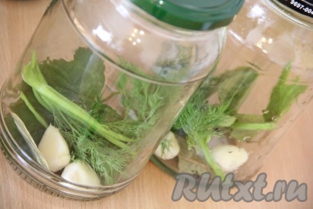 Банки (я взяла 4 банки объёмом по 900 миллилитров) хорошо вымыть, простерилизовать любым удобным способом. Крышки прокипятить в течение 3-4 минут с момента закипания воды. На дно каждой банки выложить 2 листа смородины, 2 листика вишни, 2 зубчика чеснока, 4 горошины чёрного перца, 1 горошину душистого перца, 1 веточку укропа, 1 лавровый лист.&nbsp;