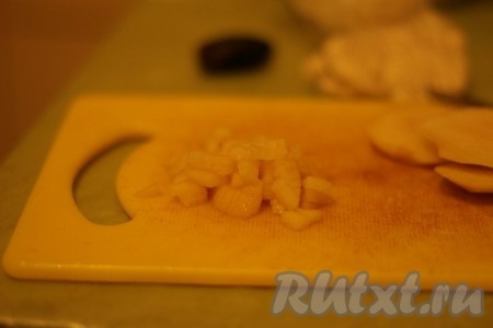 Молоко нагреть, растворить в нем какао. Грушу нарезать очень маленькими кусочками. Финики также мелко покрошить.

