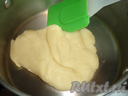 В получившуюся горячую смесь добавить муку, уменьшить огонь и энергично размешать до получения однородной массы. Вымешивать тесто до тех пор, пока оно не начнёт отходить от стенок кастрюли. Затем убрать кастрюлю с огня.
