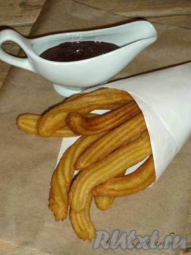 Чуррос принято подавать в бумажном кулечке вместе с теплым шоколадным соусом.