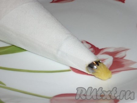 Получившееся заварное тесто переложить в кондитерский мешок с зубчатой насадкой.
