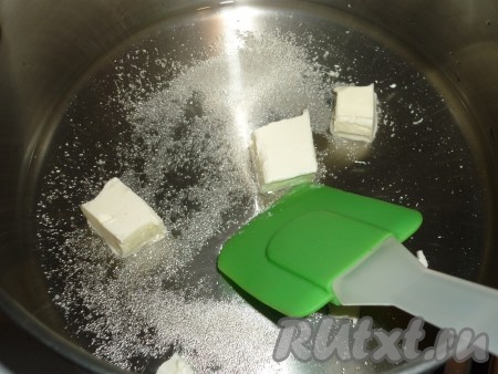 Сливочное масло, соль, сахар и ванильный сахар добавить в воду, довести до кипения и готовить до полного растворения всех ингредиентов.
