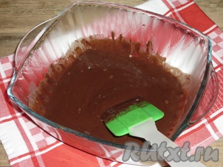 Для приготовления соуса к измельченному шоколаду добавить сливочное масло и сливки. Шоколадную смесь разогреть, постоянно помешивая, на водяной бане или на медленном огне. Постепенно соус загустеет и станет однородным.
