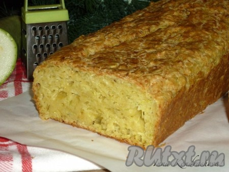 Ароматный, вкусный кекс, приготовленный с кабачком и сыром, остудить, нарезать и подать к столу к чаю. Такая выпечка позволит сытно перекусить в течение дня.
