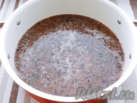 Переложить пюре в кастрюлю или в таз, предназначенный для варки. Всыпать сахар, перемешать и поставить на средний огонь. Постепенно довести массу до кипения, постоянно помешивая и снимая пену, чтобы сахар растворился и не пригорел ко дну. Когда масса закипит, влить лимонный сок, добавить специи.
