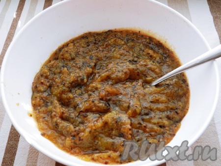 Сливы без косточек перекрутить на мясорубке в пюре.