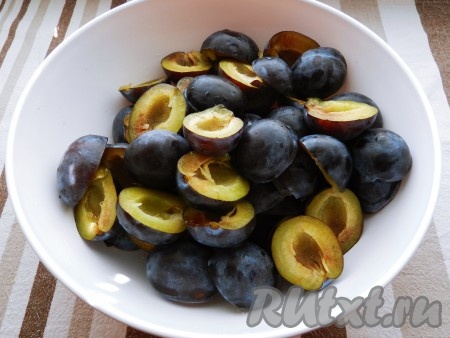 Сливы вымыть, удалить косточки.