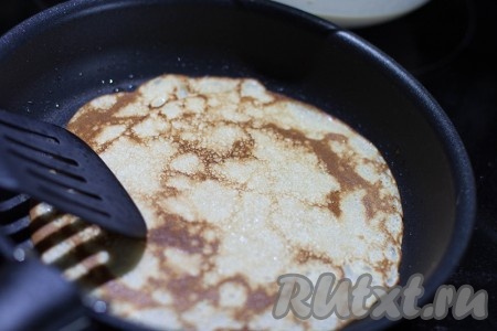 Обжаривайте блинчики с двух сторон на среднем огне до золотистого цвета. Второй стороне блинчика потребуется меньше времени для зарумянивания.
