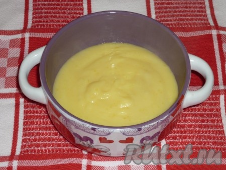 Для приготовления заварного крема в небольшой ёмкости соединить яичный желток, 30 миллилитров молока, муку и сахар, тщательно перемешать венчиком молочно-желтковую смесь. Оставшиеся 70 миллилитров молока влить в кастрюлю, поставить на огонь, дать закипеть, уменьшить огонь и тонкой струйкой влить молочно-желтковую смесь, непрерывно помешивая венчиком, затем дать закипеть на среднем огне и проварить заварной крем, не прекращая перемешивать, до загустения (на это потребуется буквально 3-5 минут). Получившийся заварной крем снять с огня и дать ему остыть.