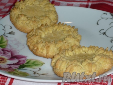 Поставить противень в разогретую духовку и выпекать песочное печенье минут 20-25 минут при температуре 160 градусов. Затем достать и дать полностью остыть.