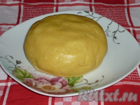 Сливочное масло для замешивания песочного теста должно быть мягким, поэтому заранее достаньте его из холодильника, чтобы оно успело согреться и размягчиться. Сливочное масло взбить с сахаром миксером до бела, затем добавить яичные желтки, соль, снова взбить миксером. Начать частями всыпать просеянную муку, перемешивая тесто вначале ложкой, а затем собрать песочное тесто в ком. Добавляя муку, учитывайте, что тесто должно собраться в ком, стать гладким, не липнущим к рукам, но при этом остаться мягким. Старайтесь не добавлять лишнюю муку. Завернуть песочное тесто в пищевую плёнку и убрать в холодильник минут на 30.