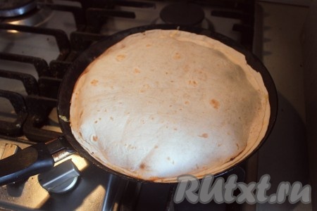 Жарить на среднем огне около 2 минут с каждой стороны, на фото видно, что верхний листом нужно немного придавить по краям, чтобы начинка не вытекла, это получается за счет плавления сыра.
