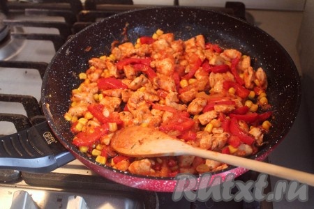 Накрыть крышкой и тушить 5-7 минут. Вот такую чудесную начинку мы получаем.
