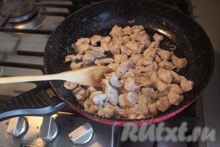 К луку добавить куриную грудку, я предварительно добавила к ней соль, перец и приправу Чили, жарить, периодически помешивая, до золотистого цвета.
